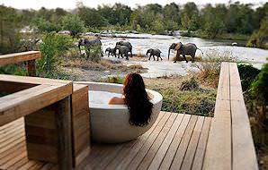 A unique open-air bath at Londolozi.