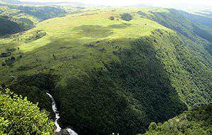 The mountainous scenery typical of the Eastern Highlands.